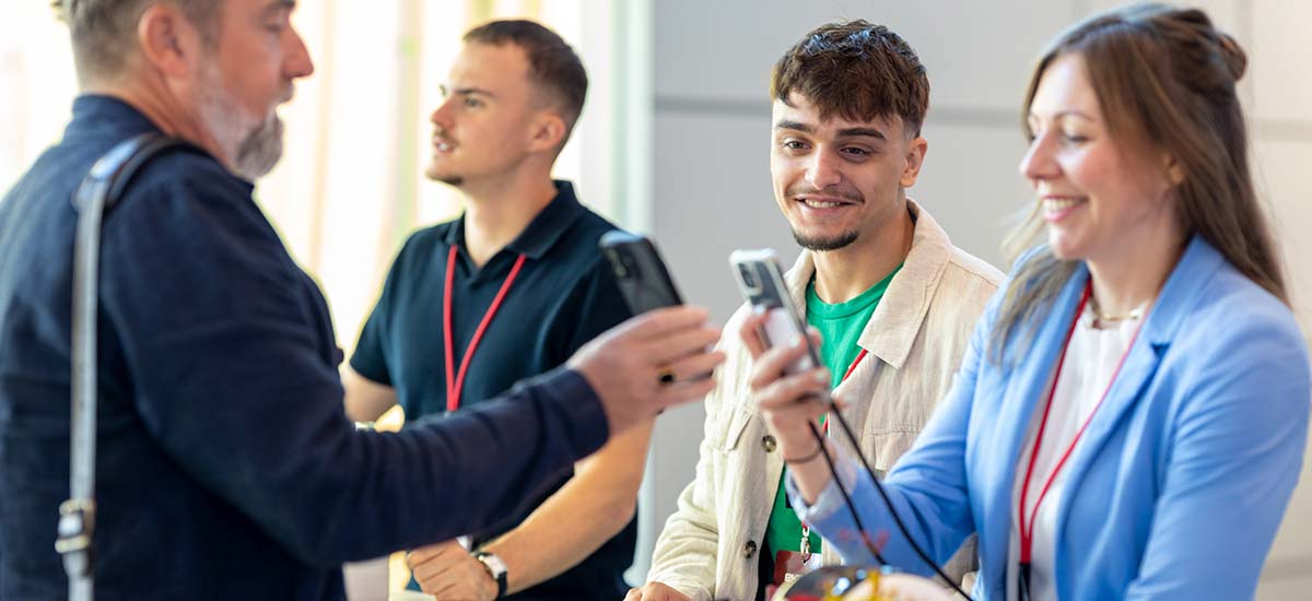 Fröhliche Menschen bei der Registrierung