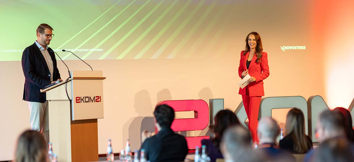 Die Keynote Dr. Christoph Bausewein und die Moderatorin Susanne Schöne auf der Bühne.
